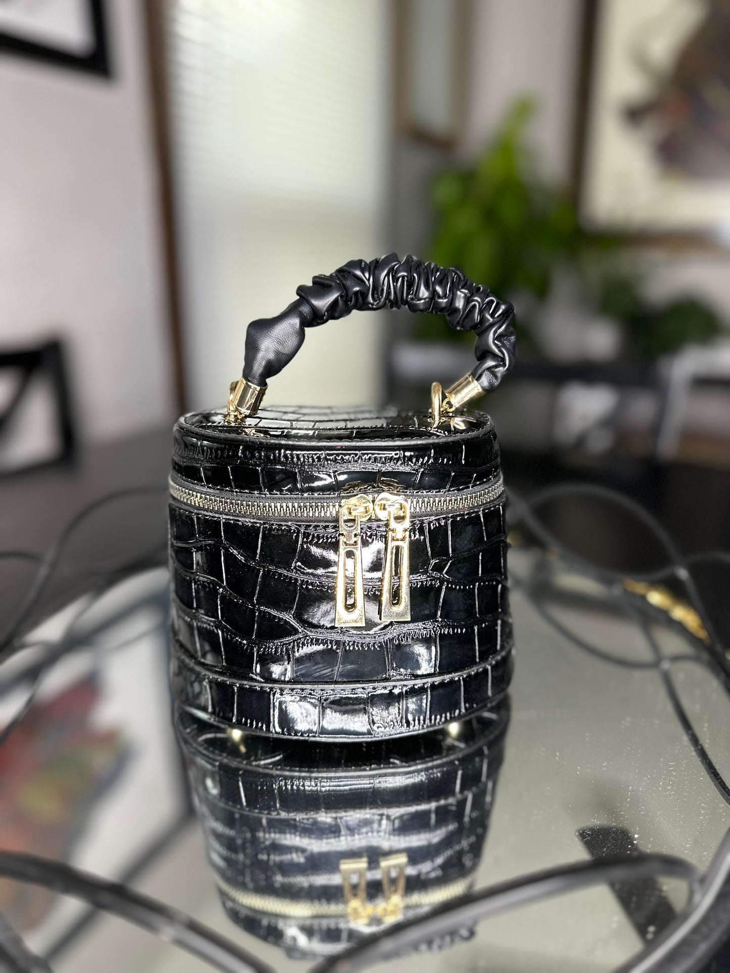 Black Alligator Pattern Bucket Bag